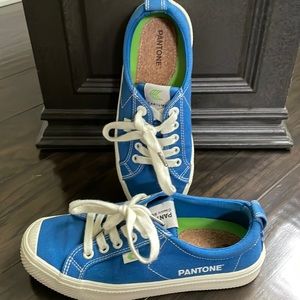 Cariuma Pantone